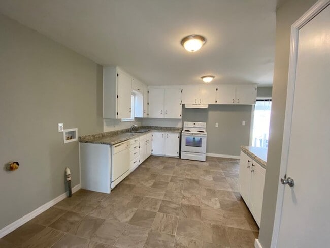 Building Photo - 3 Bed, 2 Bath Corner Lot in Tulsa!