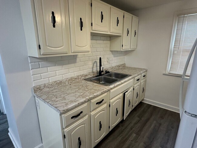 Building Photo - Newly Renovated 3 Bedroom Home