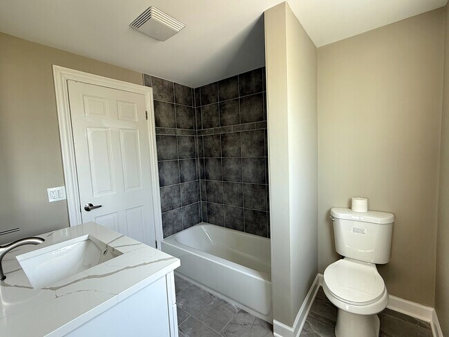 Building Photo - 1807 S Surrey Ridge Dr