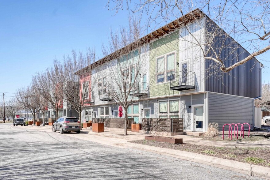 Primary Photo - 330 W 5th St