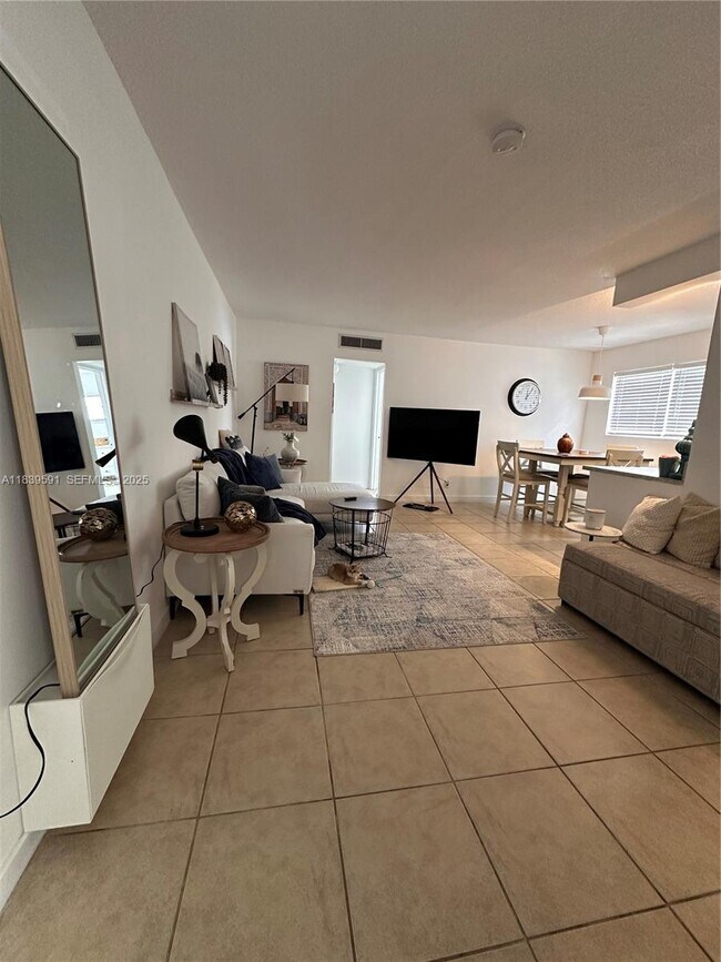 Building Photo - 1100 NE 1st Ct