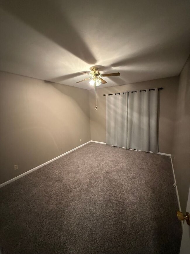 Building Photo - Single family home for rent close to hospital and I-29