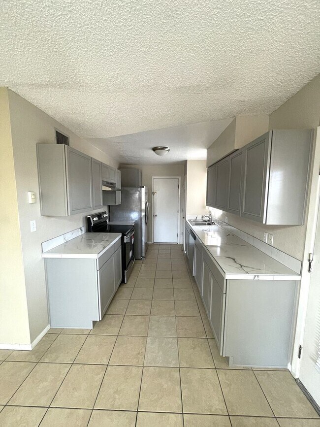 Building Photo - Plaza Oro Loma Fourplex