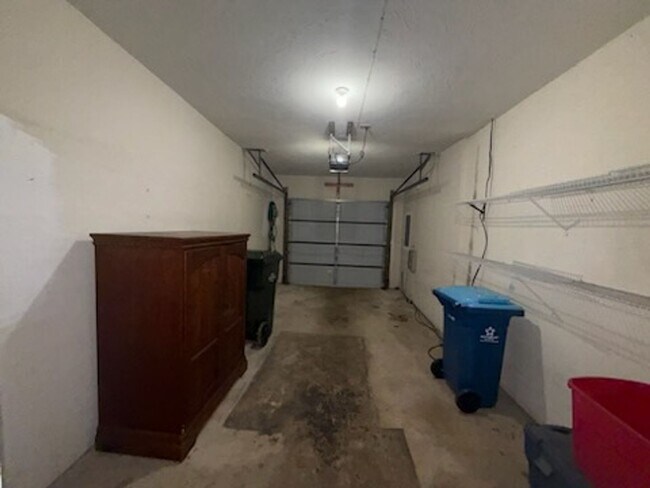 Building Photo - Single Family Townhouse with Garage