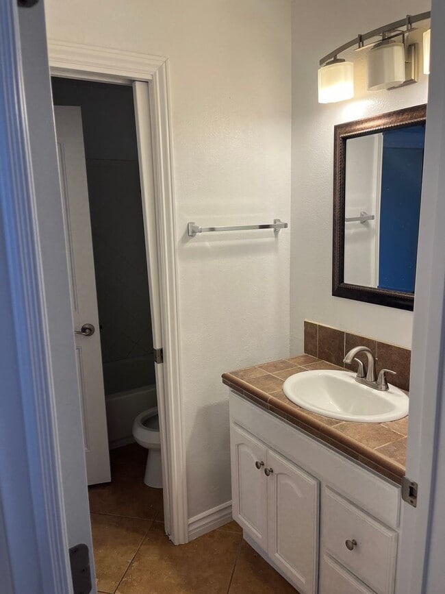 Building Photo - Beautiful 2 Bedroom/1 Bath Floor Level Rem...