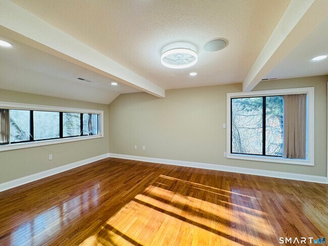 Building Photo - 2 Highland Square