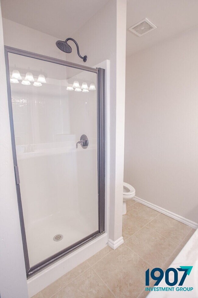 Building Photo - Spacious and modern home in the highly sou...