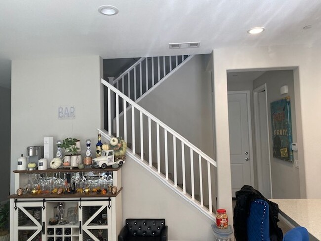 Building Photo - EAST BRIDGE TRACK Condo For Rent 4 bedrm $...