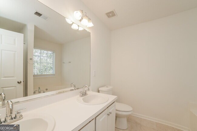 Building Photo - 5725 Newnan Cir