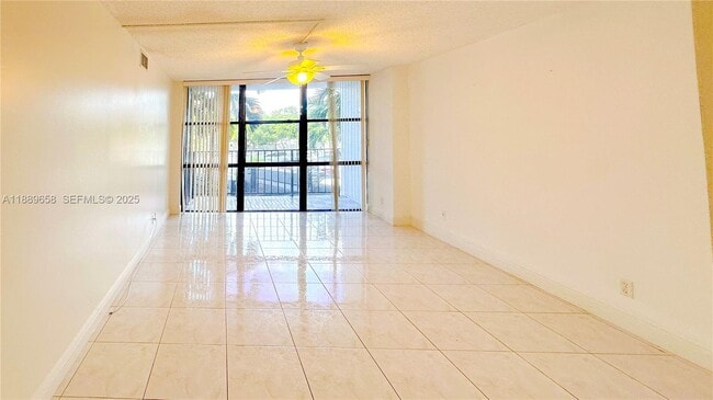 Building Photo - 800 Parkview Dr