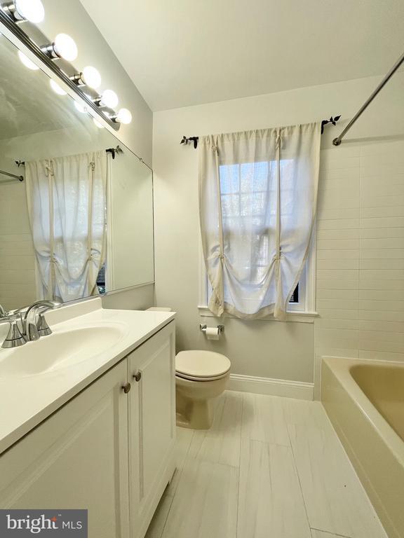 Building Photo - 1208 W Abingdon Dr