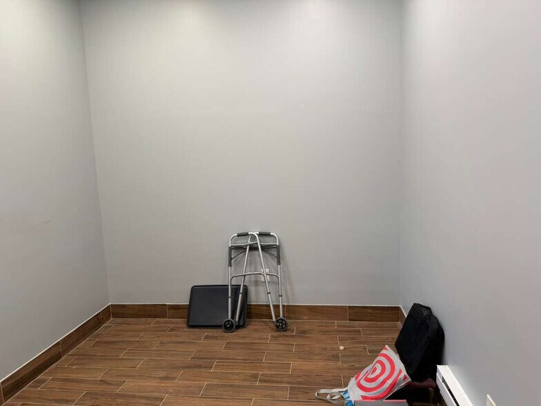 Building Photo - 100 E Valley Stream Blvd