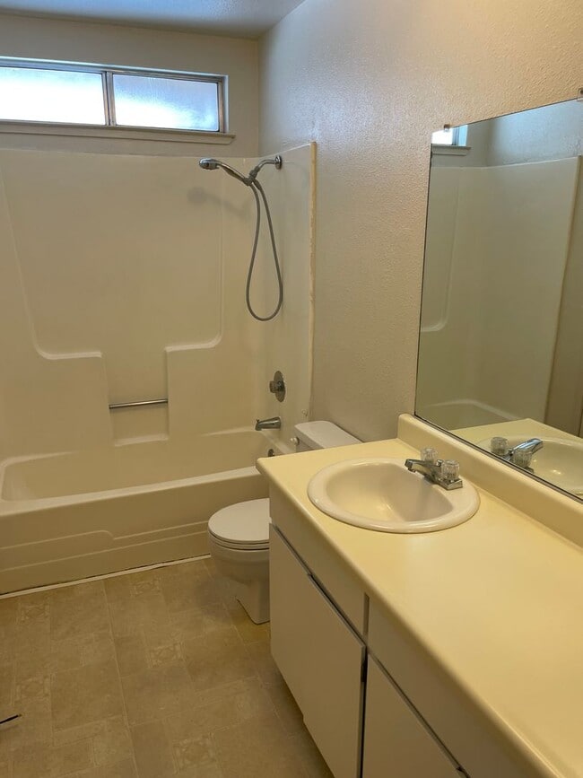 Building Photo - 3 Bedroom 2 Bath available this Summer!