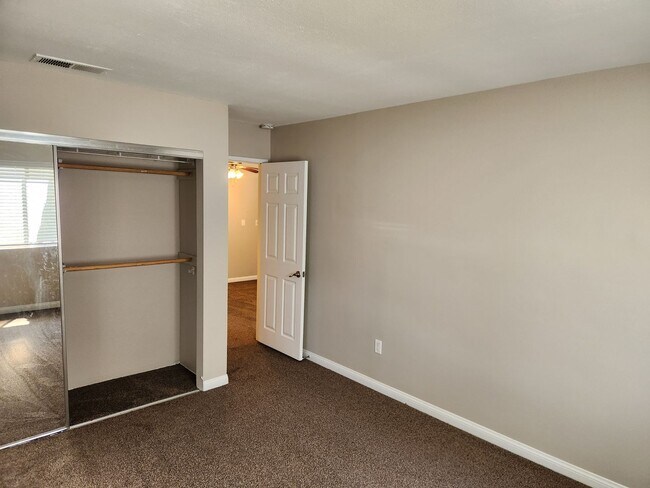 Building Photo - Upper Unit in Villa Montevina