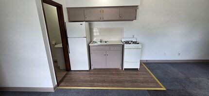 Building Photo - Becher