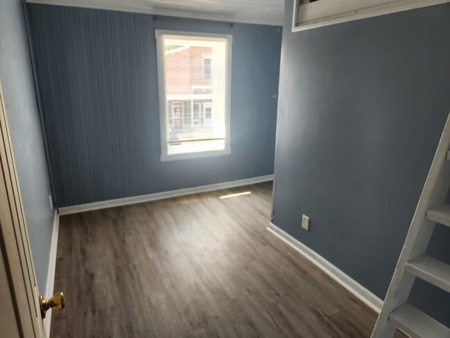 Building Photo - 106 W Comanche Ave