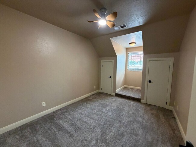Building Photo - SPACIOUS TOWNHOME FOR RENT!