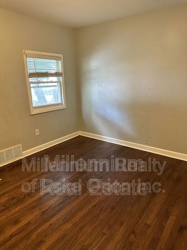 Building Photo - 260 W Longfellow Ave
