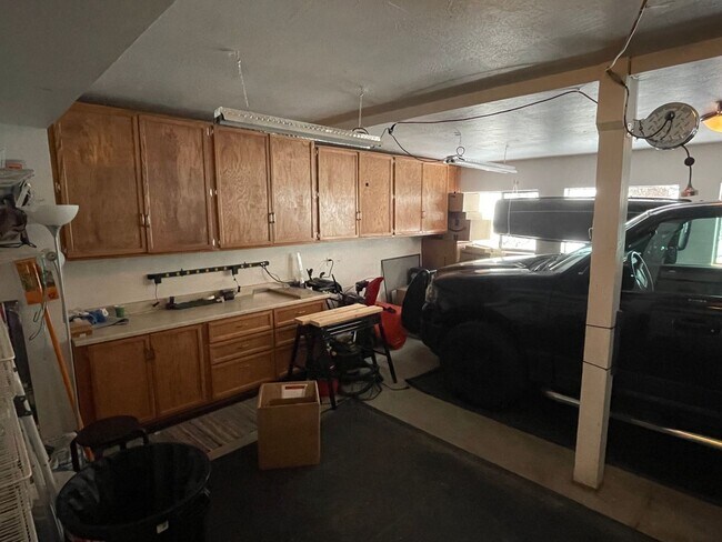 Building Photo - Beautiful furnished house in Stateline available now!