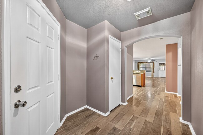 Building Photo - 2034 Wooded Oaks Dr