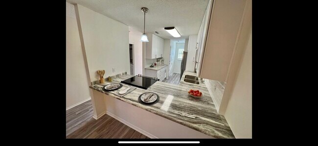 Building Photo - 619 Sandalwood Dr