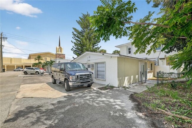Building Photo - 410 SW California Ave