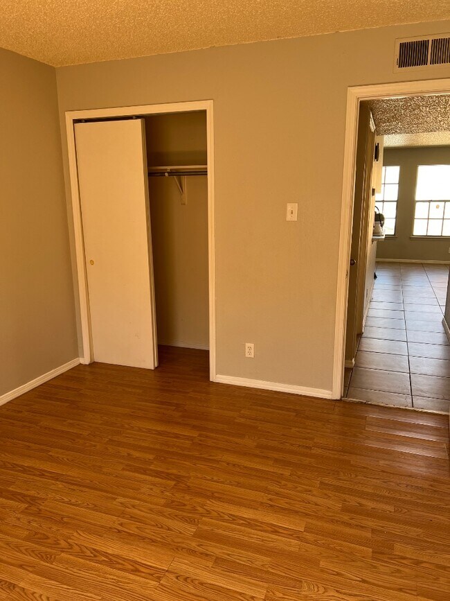 Building Photo - 920 San Pedro Dr SE