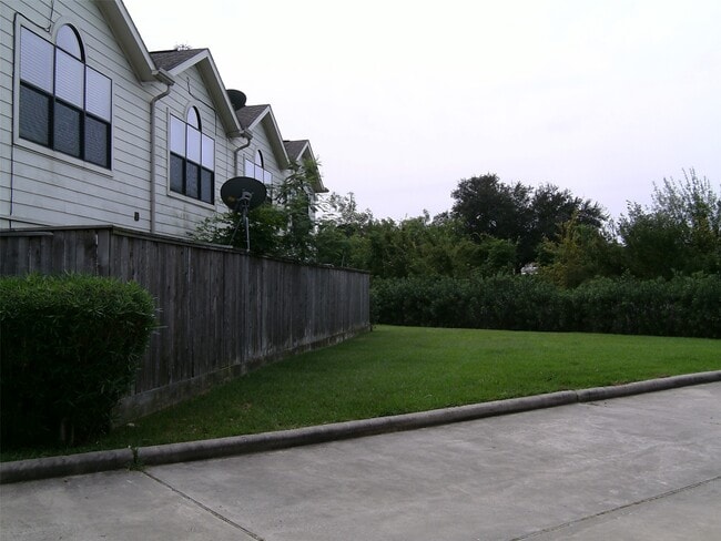 Building Photo - 5941 S Loop E