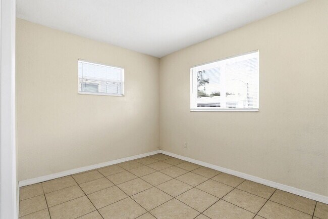 Building Photo - Updated 2-bedroom apartment in St. Petersburg offering 650 square feet of refreshed living space ...