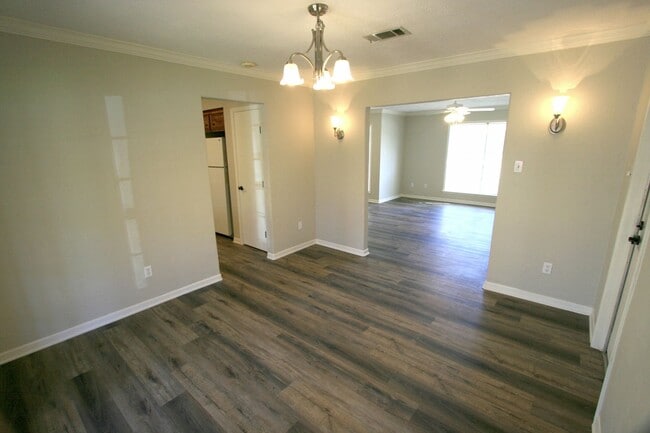 Building Photo - 2301 Raintree Dr