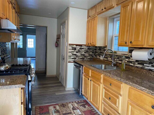 Building Photo - 163 Jewett Ave