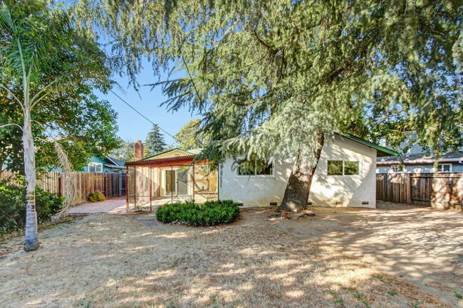 Building Photo - Classic Davis Manor Ranch — 3 Bed, 2 Bath with Covered Patio and Large Yard