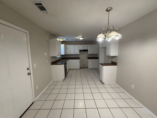 Building Photo - Charming 3 Bedroom Home in Mustang School District