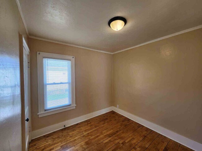 Building Photo - 3 Bedroom with Garage