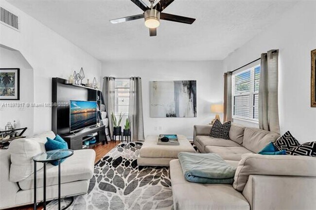 Building Photo - 836 W 40th St