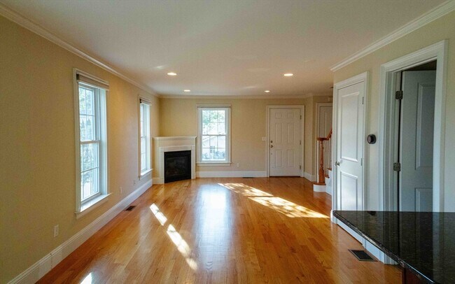 Building Photo - 171 N Main St