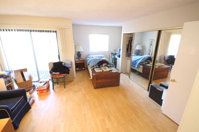 Building Photo - Super Spacious 2-Bedroom 2.5-Bathroom La J...