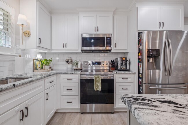 Building Photo - 605 Waverly Rd