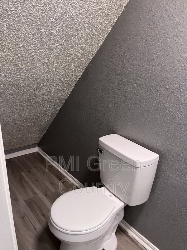 Building Photo - 404 E Redwood St