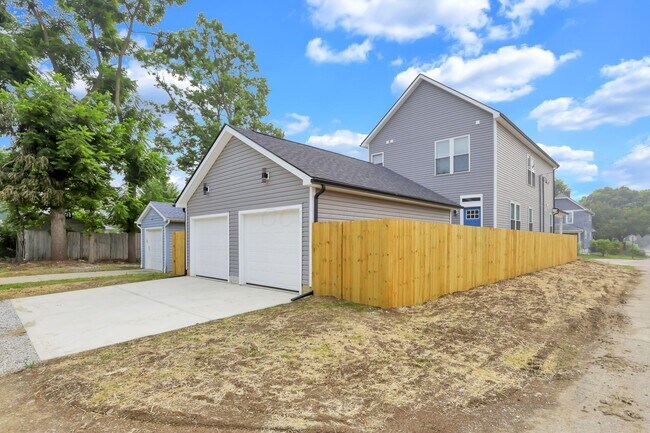 Building Photo - 901 Miller Ave