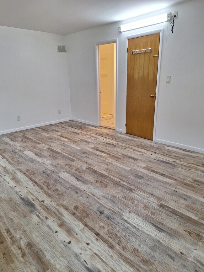 Building Photo - 169 W 51st St