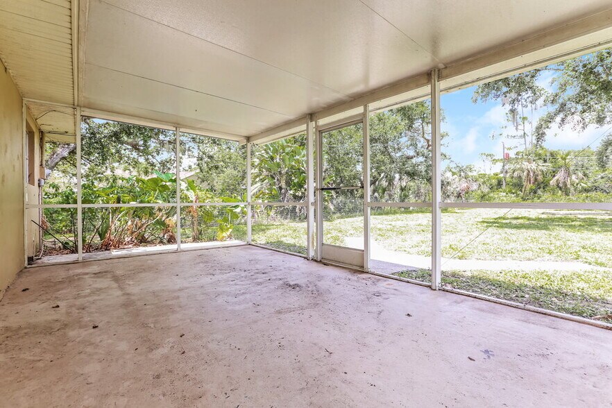 Building Photo - 20094 Lorenzo Ave