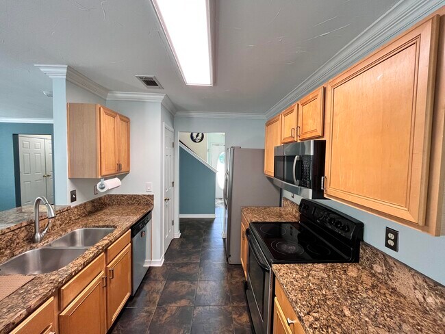 Building Photo - 221 Twin Lakes Ln