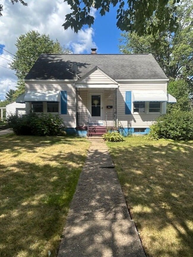 Building Photo - Bright Cape w/ Sunroom, Central Air, Big B...