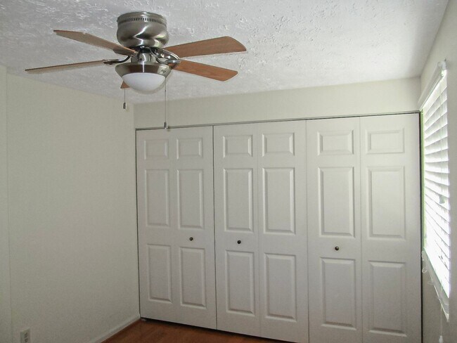 Building Photo - Lovely 2 Bedroom 2 Bathroom Townhome With ...
