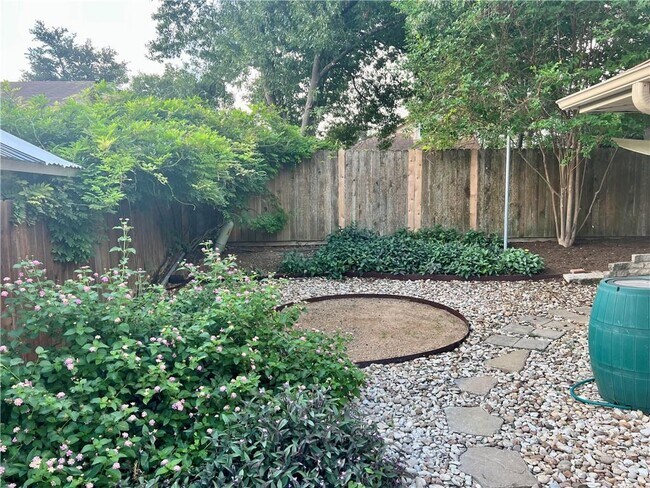 Building Photo - 5305 Summer Cir