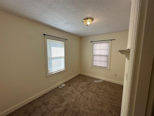 Building Photo - 1021 Roselawn Way