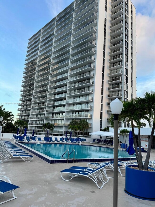 Building Photo - 3701 N Country Club Dr