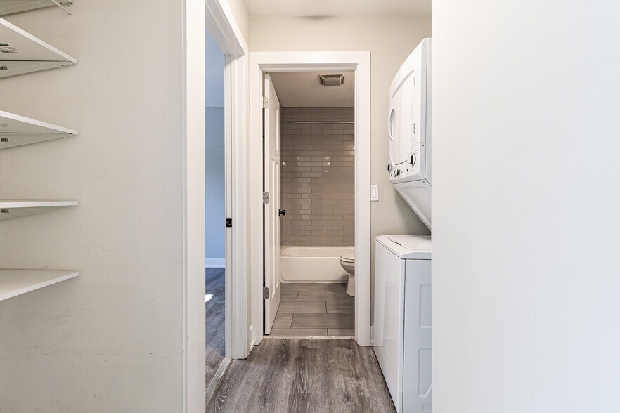 Building Photo - 525 W Surf St