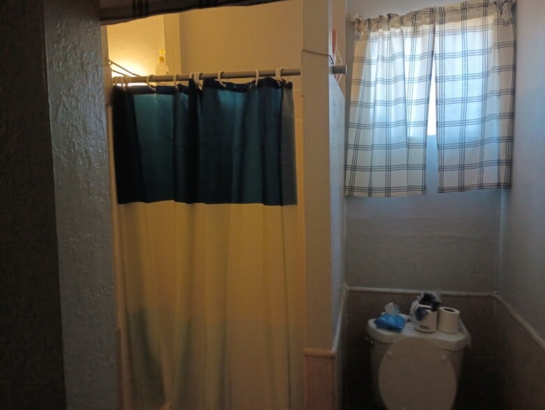 Bathroom - 11925 168th St
